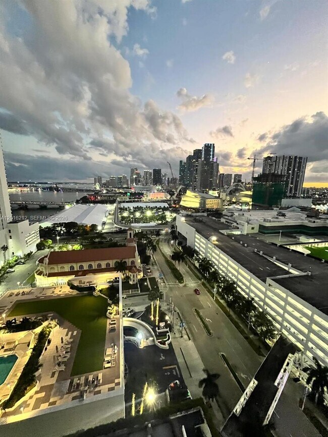 Foto del edificio - 1717 N Bayshore Dr