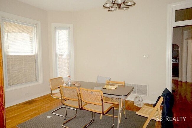 Foto del edificio - 2626 N Wilton Ave