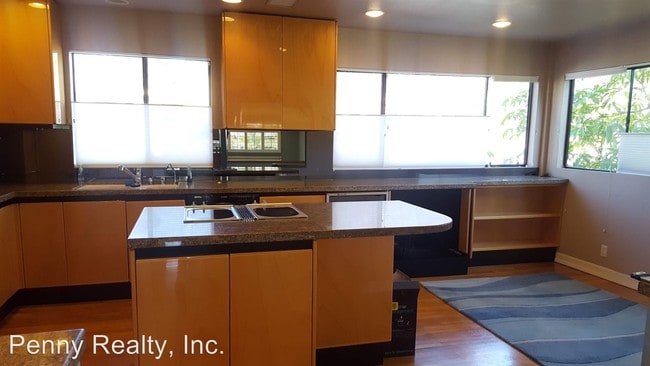 Building Photo - 3946 La Jolla Village Dr