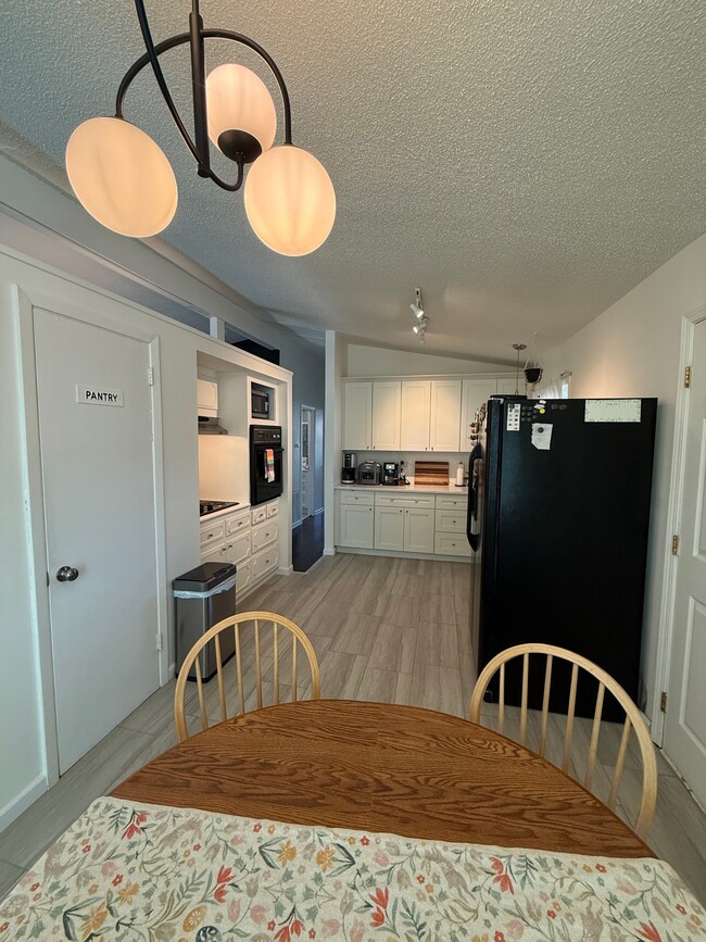 Foto del edificio - 2106 NE 64th St