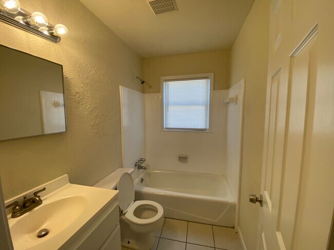 Foto del edificio - 5933-5933 Peco Ln