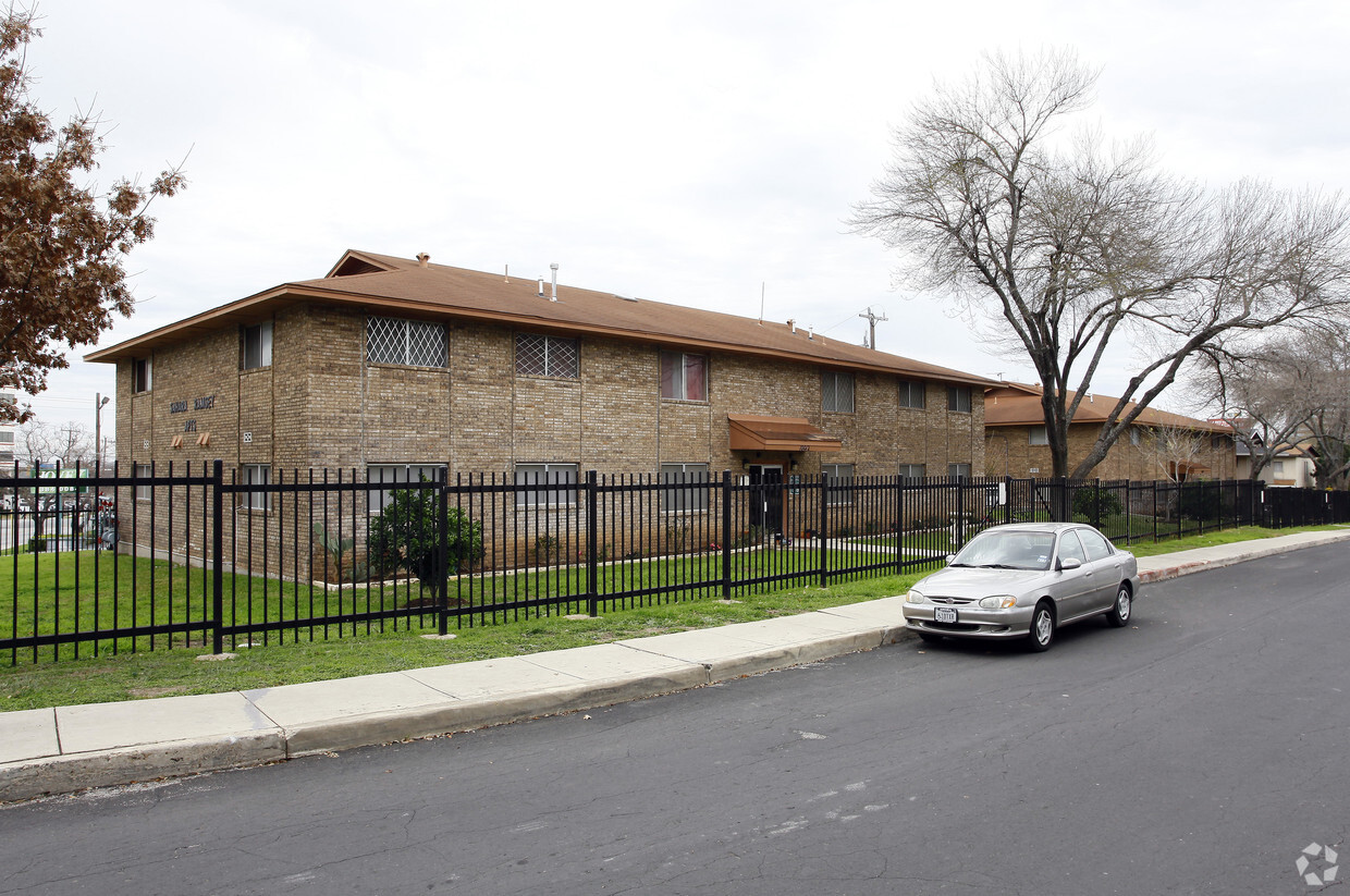 Primary Photo - Sahara Ramsey Apartments
