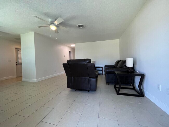 Building Photo - 110 N Las Olas Dr