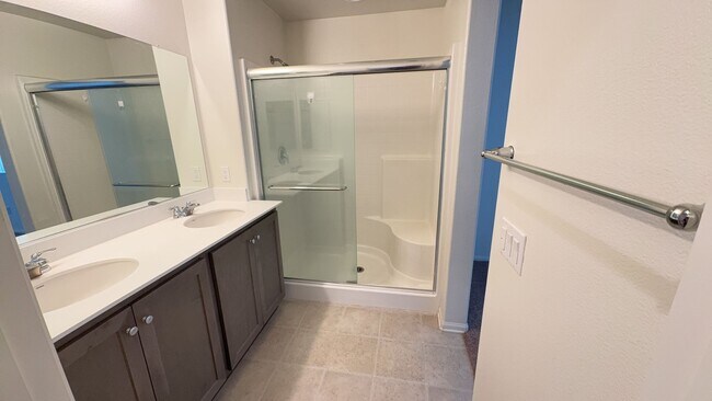 Foto del edificio - 4 BEDROOM, 3 BATH VICTORVILLE HOME