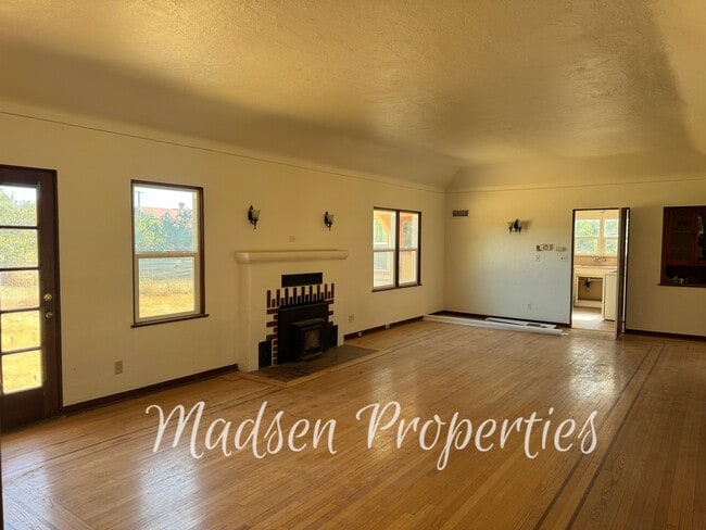 Building Photo - 3164 Burdick Rd