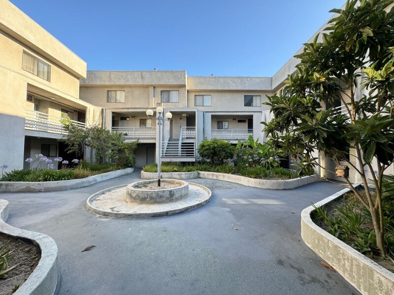 Foto principal - 550 West Stocker Street Apartments
