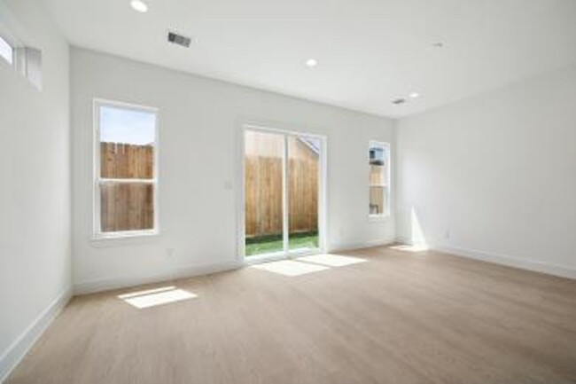 Foto del edificio - 4414 Elmwood St