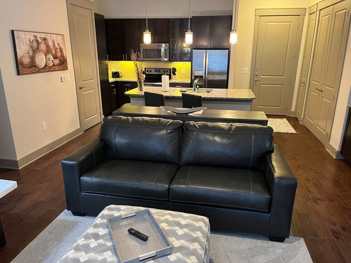 Foto principal - 5720 Carnegie Blvd