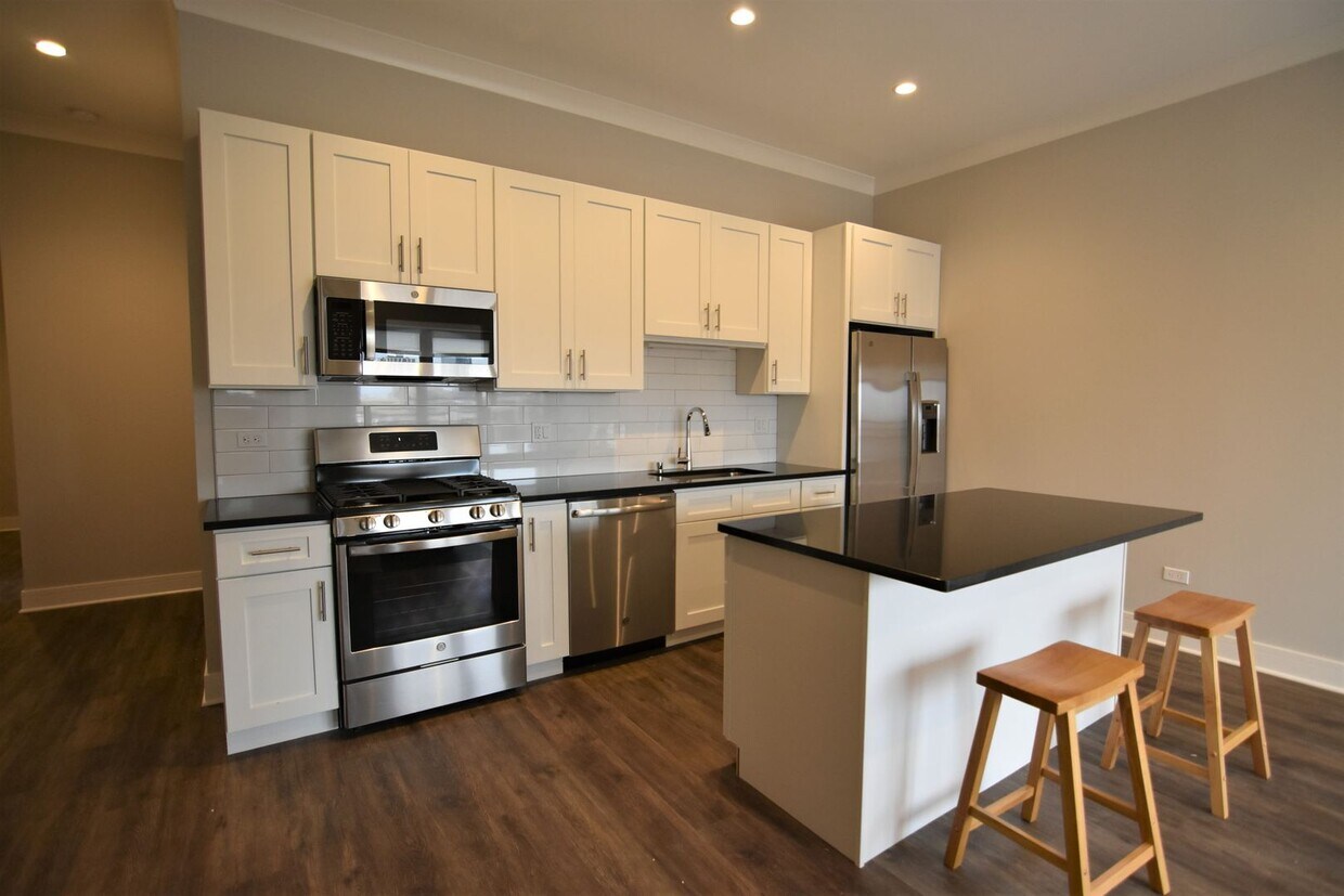 Foto principal - 925 W Irving Park Rd