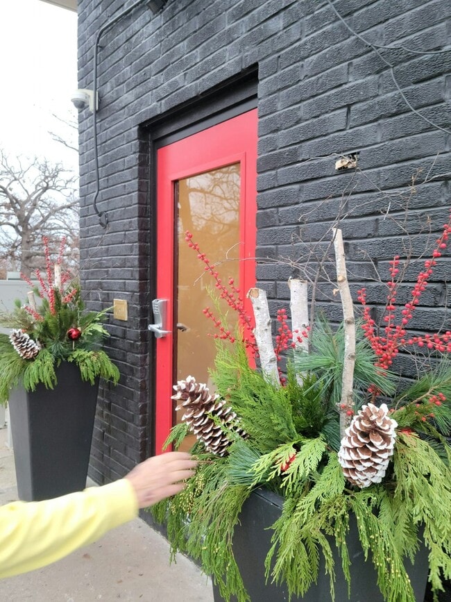 Building Photo - 421 College Ave