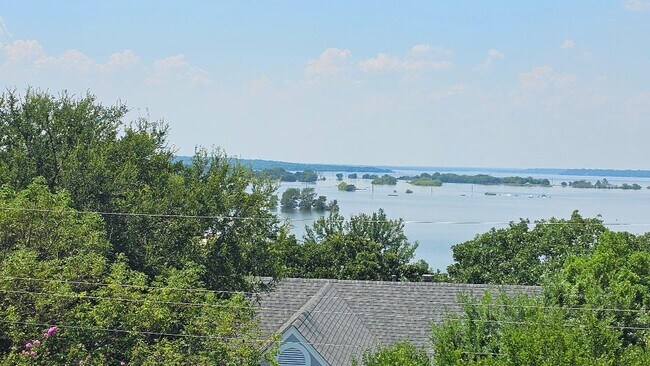 Lake Grapevine - 2441 Lakeshore Dr