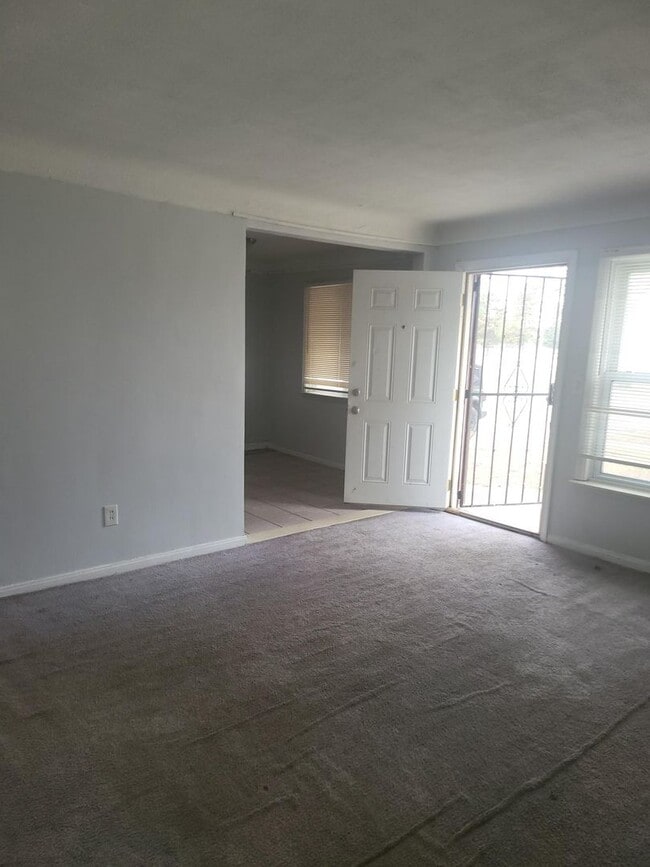 Building Photo - $1050 Charming 2 Bed Home