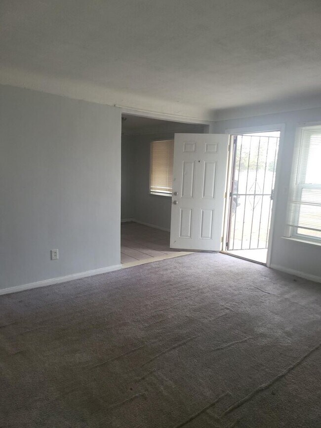 Foto del edificio - $1050 Charming 2 Bed Home