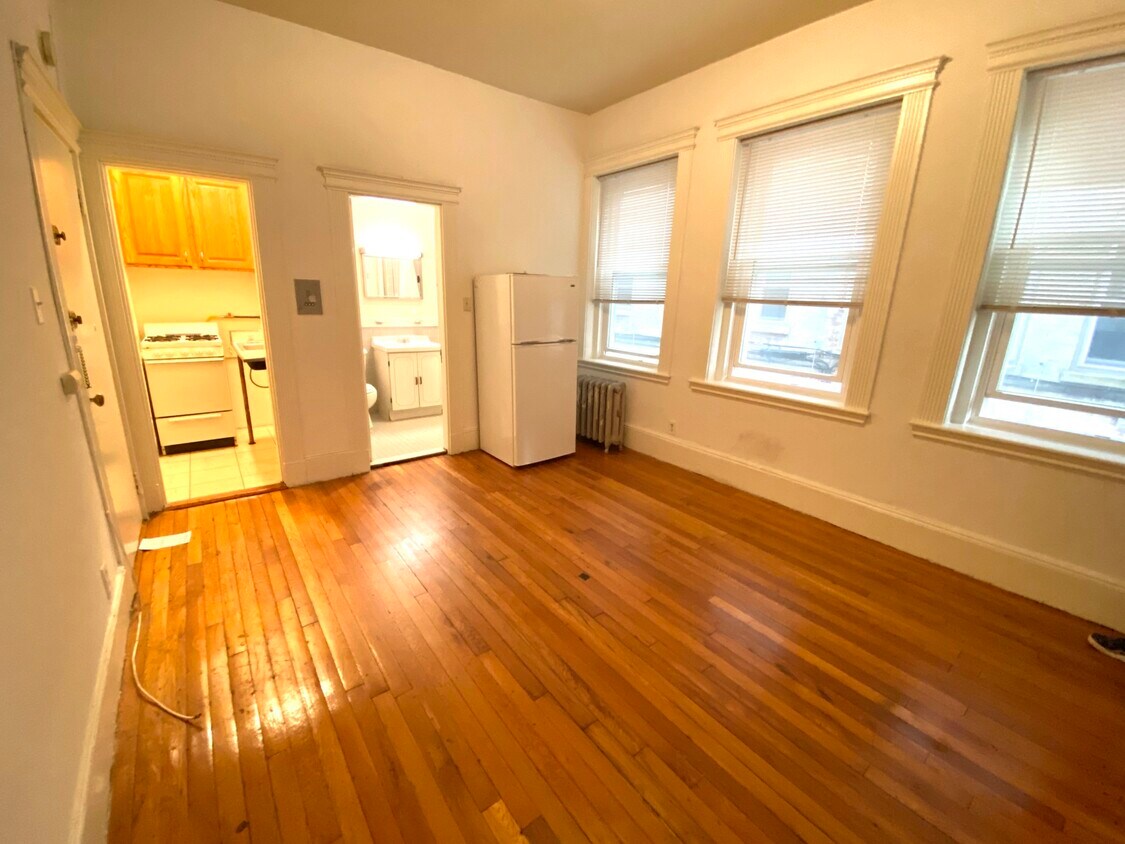 Primary Photo - 28 Westland Ave