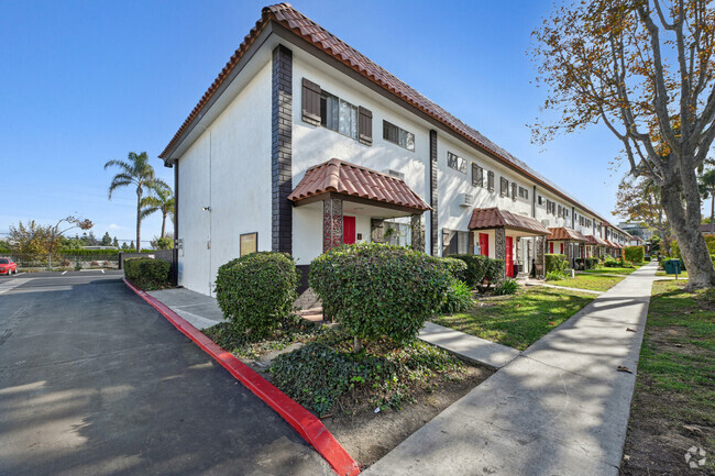 Building Photo - Courtyards At South Coast