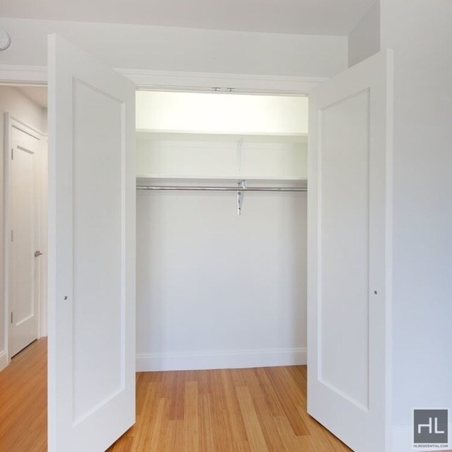 Building Photo - Spacious Manhattan apartment withmany amen...