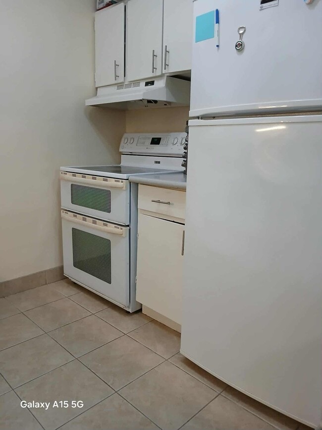 Kitchen with stove and fridge - 685 Wonderland Rd S
