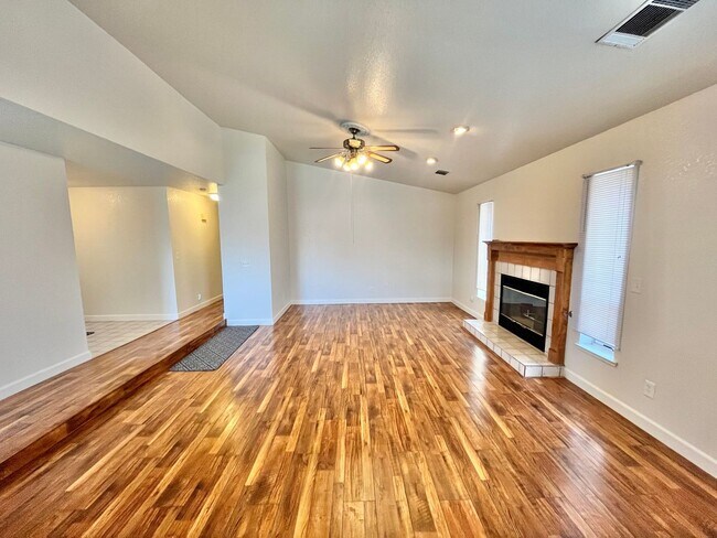 Building Photo - Beautiful Single Story 3 Bedroom 2 Bath! I...