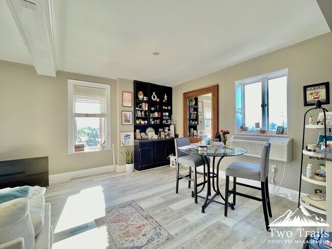 Foto del edificio - BEAUTIFUL DOWNTOWN CONDO WITH MOUNTAIN VIEWS