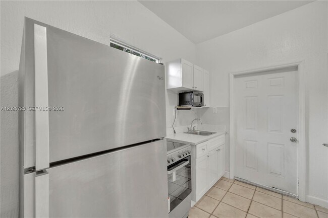 Foto del edificio - 536 NW 25th Ave
