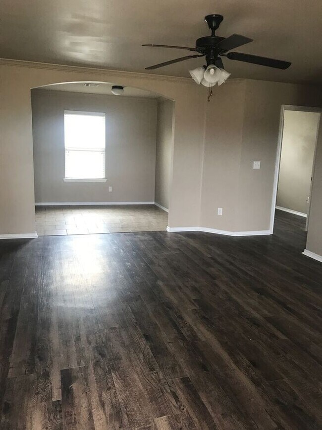 Building Photo - 604 SE 60th Ct
