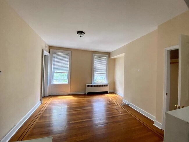 Building Photo - 318 8th St
