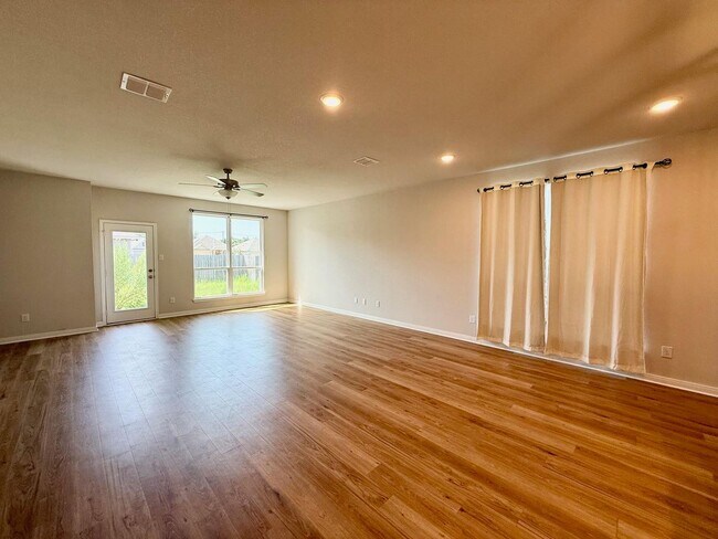 Building Photo - Modern 3 Bed, 2 Bath + Office
