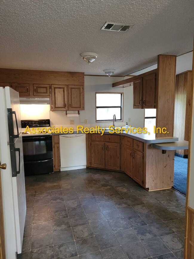 Building Photo - Cute Country Home on 2 acres!