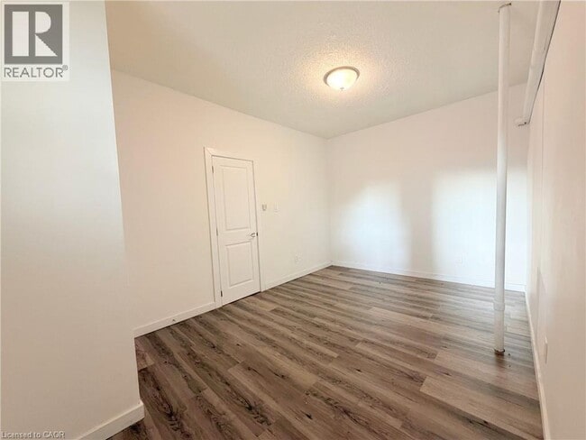 Building Photo - 117 Park St S