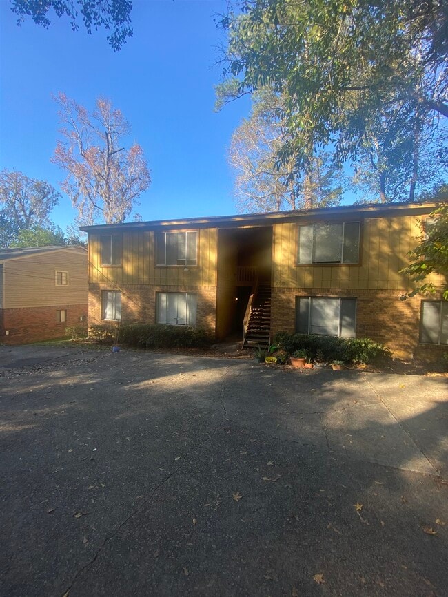 Building Photo - 2220 Claremont Ln