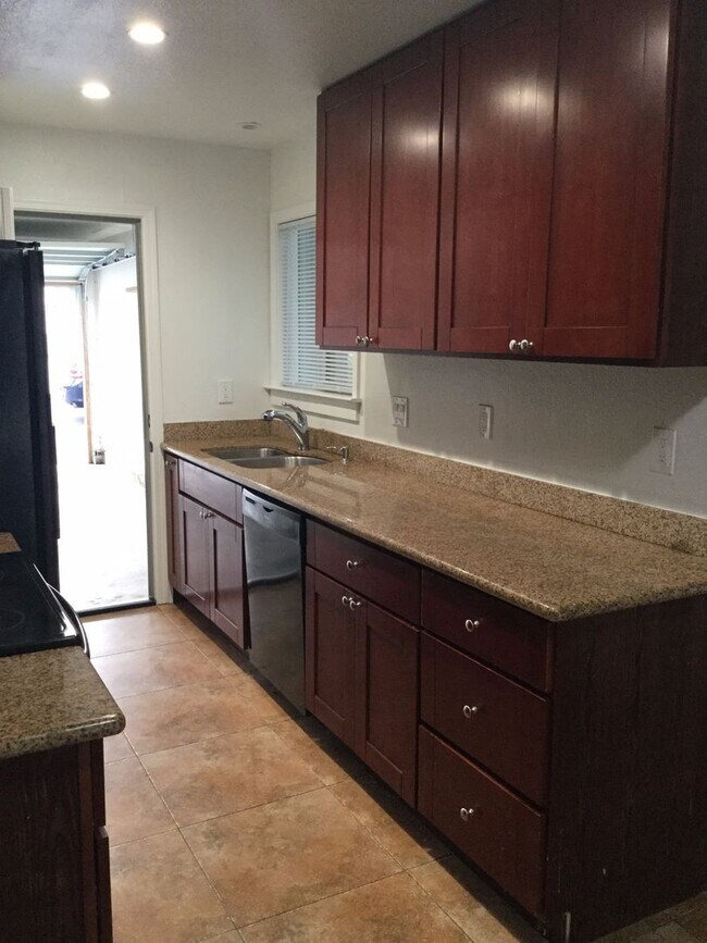 Foto del edificio - 2 Bedroom / 1 Bathroom Townhome in Bay Point