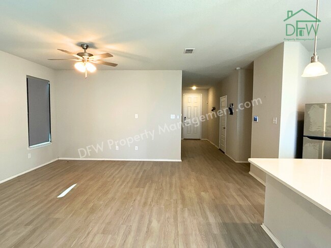 Foto del edificio - Charming 3-Bedroom Home with Spacious Backyard in Providence Village!