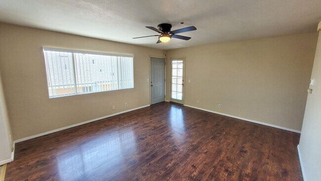 Foto del edificio - Upstairs 3 Bed 2 Bath Apartment Available ...