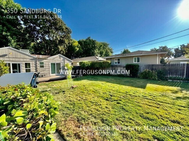 Building Photo - Three Bedroom Home with a Large Backyard i...