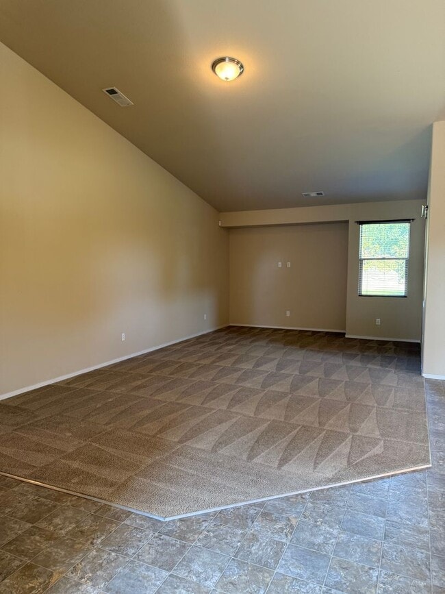 Building Photo - 4 bedroom 2 bath NW Visalia Home in Desira...