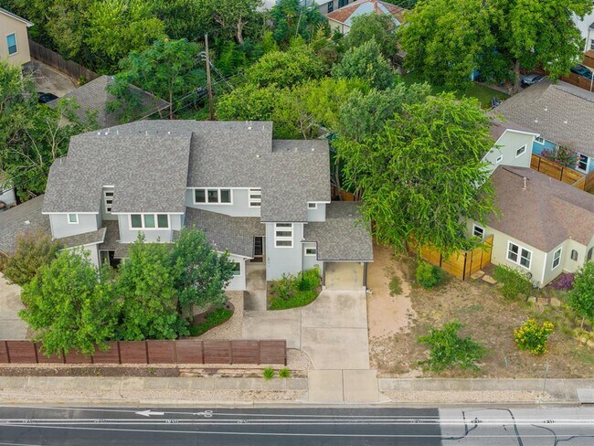 Foto del edificio - 3806 Bull Creek Rd