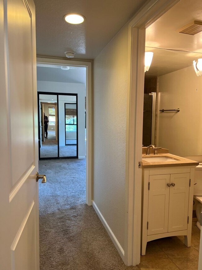 Foto del edificio - Beautiful 2BR/2BA End Unit Townhome with G...