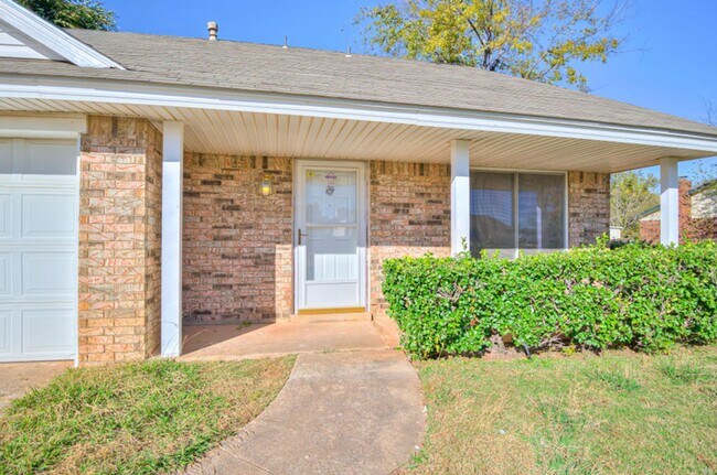 Building Photo - Newly Updated 4 Bedroom