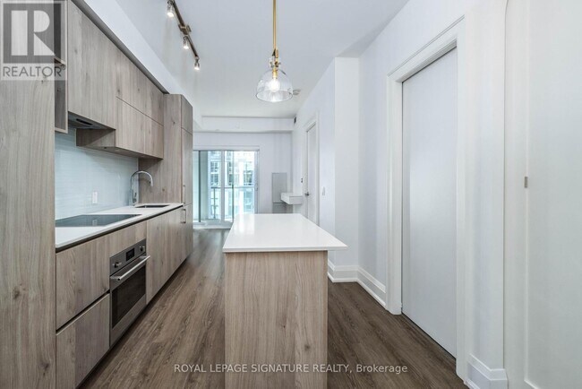 Photo du bâtiment - 1-2601 Yorkville Ave