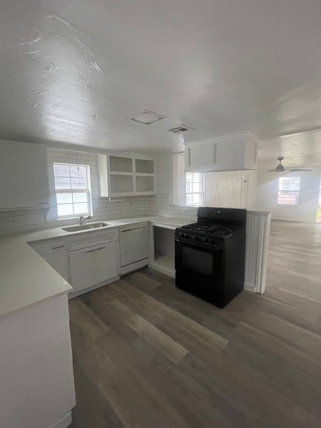 Building Photo - 11 N Howard St