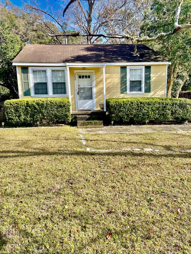 Foto principal - Charming Two Bedroom Home on James Island