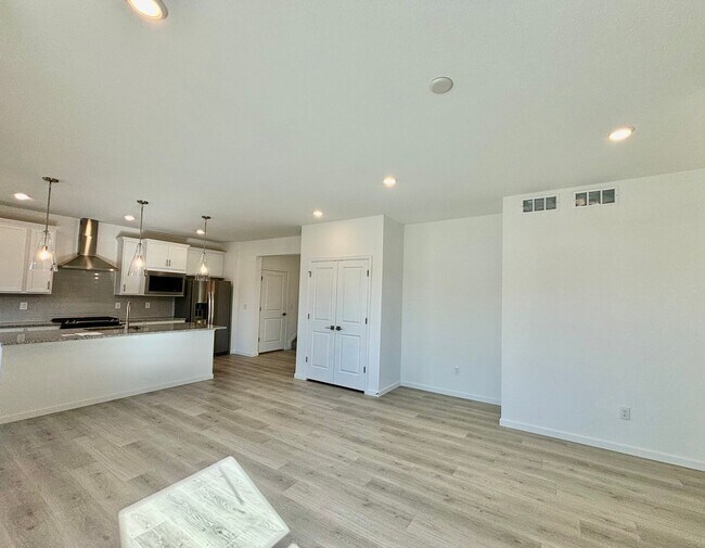 Building Photo - Beautiful New Build Home With Modern Finis...
