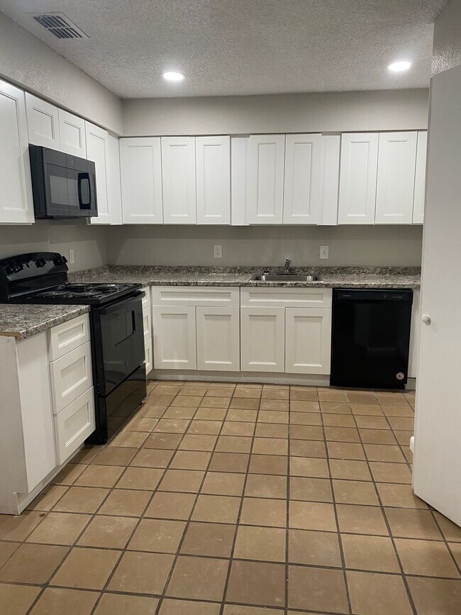 Foto del edificio - 3/2.5- Newly Upgraded 3 Bedroom Townhouse ...