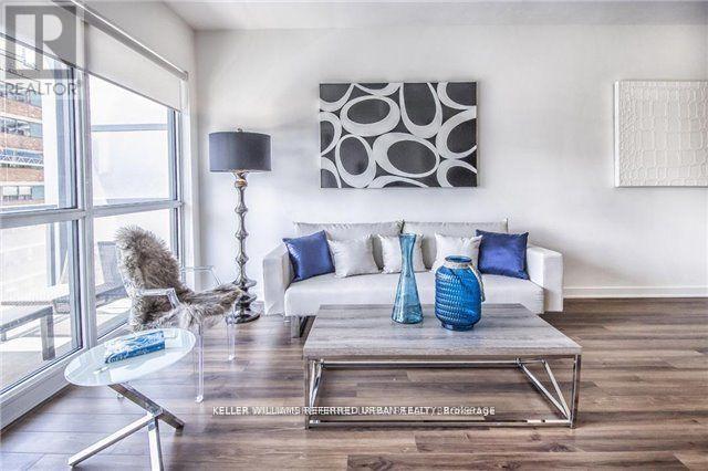 Building Photo - 210 Simcoe St