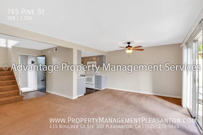 Building Photo - 3 Bed / 1.5 Bath 1,200 sq ft Townhouse nea...