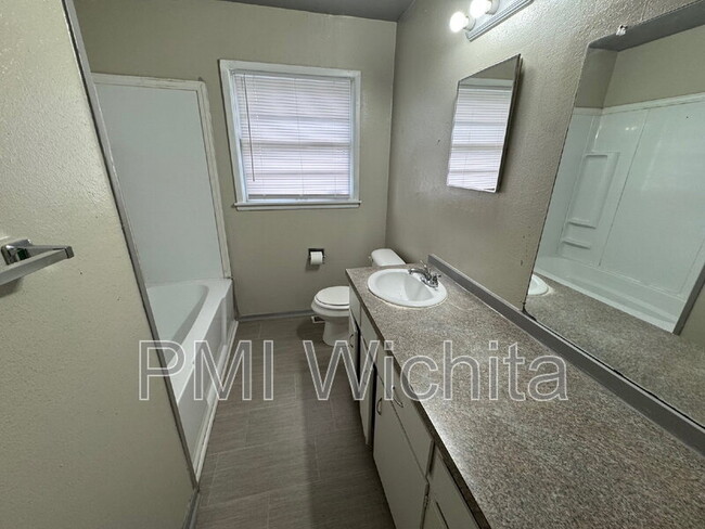 Foto del edificio - 2751 N Vassar Ave