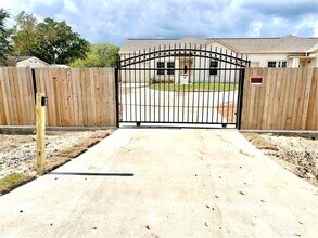 Building Photo - 9508 Quaker Ct