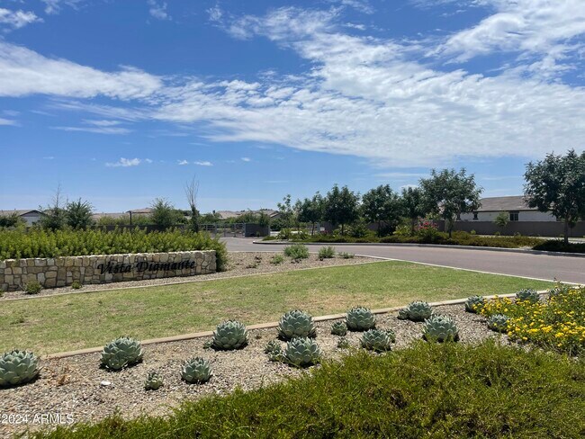 Foto del edificio - 5718 N 109th Ave