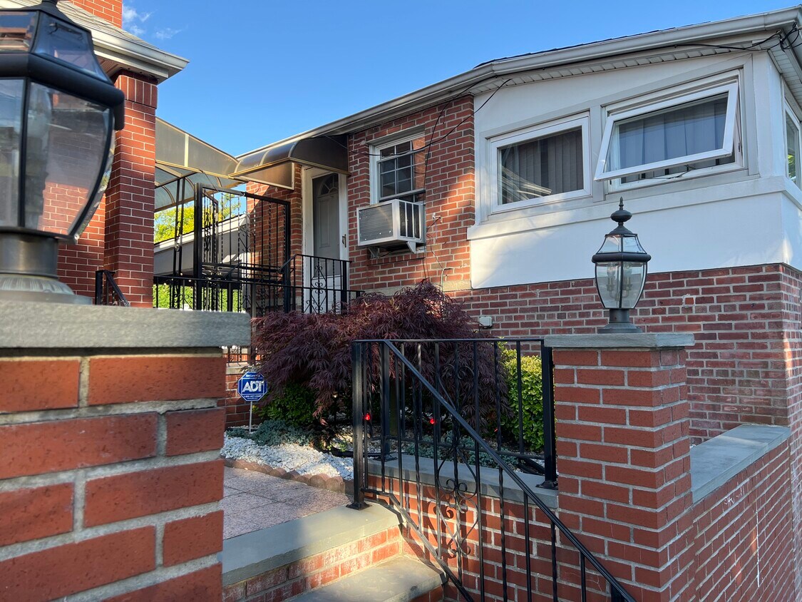 21004 56th Ave Unit 1, Oakland Gardens, NY 11364 Apartments in