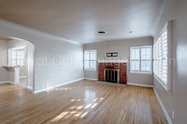 Foto del edificio - 2 Bedroom/1 Bath Home with Bonus Room  - $1650 per month!